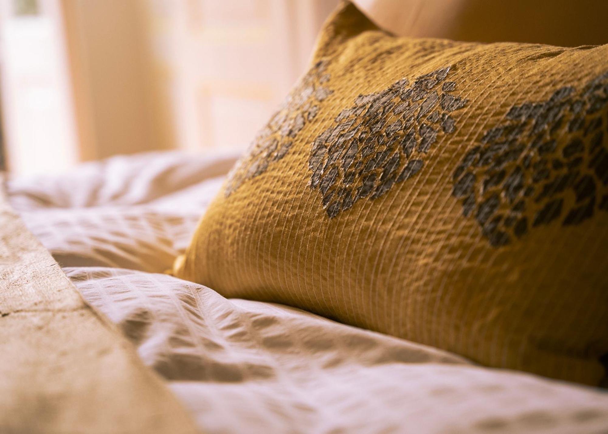 Zimmer mit Kingsize-Bett und Balkon